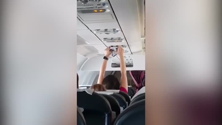 Пассажирка самолета сушила нижнее белье на глазах у попутчиков
