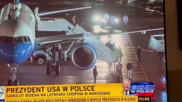 🇵🇱 В Польше кто-то не справившись с трапом выпал из самолёта прези ...