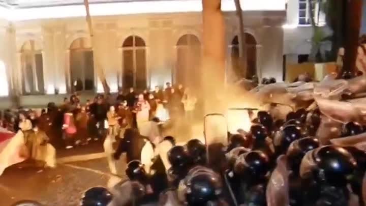 Протестующие в Грузии бросают коктейли Молотова в полицейских