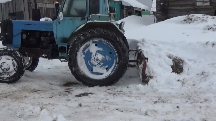 Заводим трактор МТЗ 82 месим снег