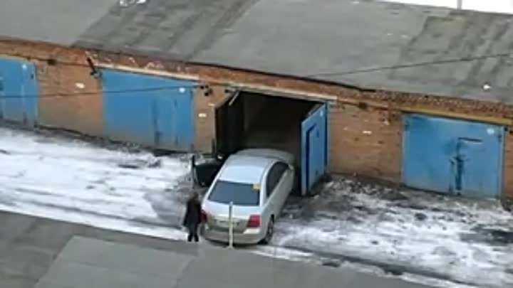 Девушка паркуется в гараж. Угар (1)