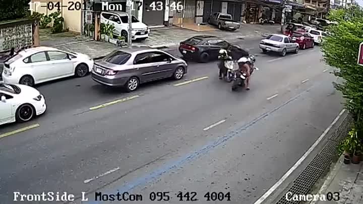 Авария на скутерах с участием полицейского | Таиланд