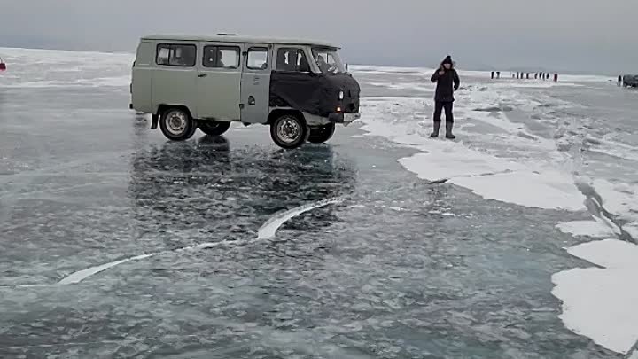 Проход через трещины на Байкале