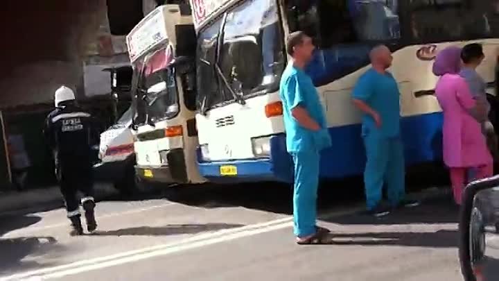 На Чапаева столкнулись 2 автобуса, на месте работает скорая и мчс, л ...