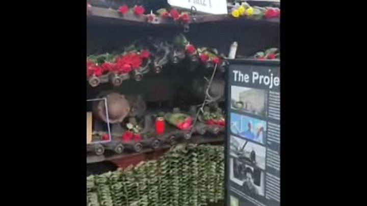 Возложение цветов к уничтоженному российскому танку в Берлине.