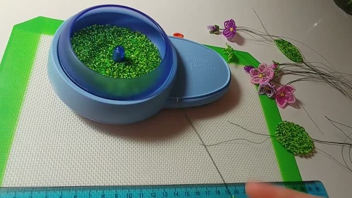 Фиалка из бисера. Мк. Часть 2. Чашелистики. Beaded violets tutorial. ...