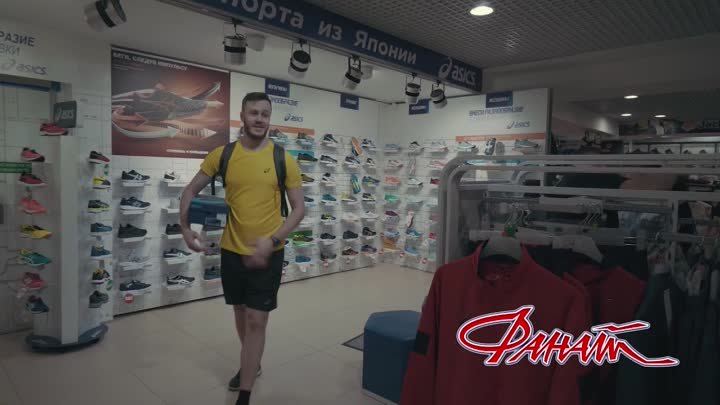 Тестирование кроссовок на беговой дорожке в магазине "Фанат"