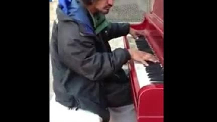 Бездомный красиво играет на пианино.