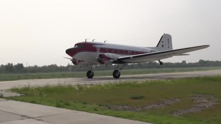 Douglas DC-3 посадки на короткую площадку,  г.Сургут июль 2016