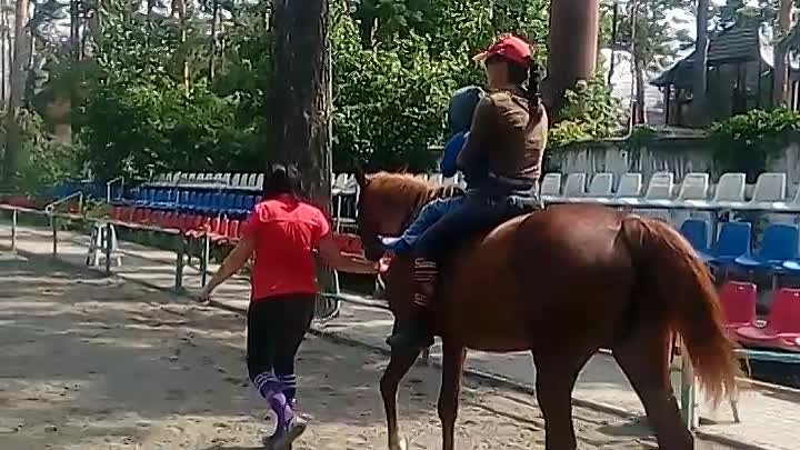 Артём катается на лошади