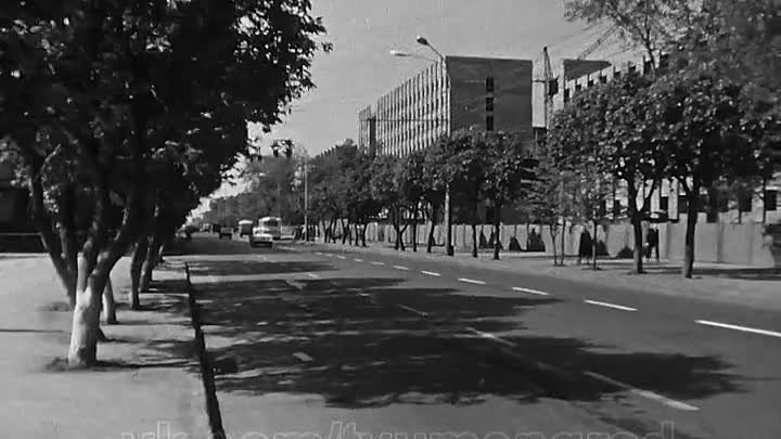 Тюмень, улица, пешеход, машина. Любительские съёмки середины 70-х.