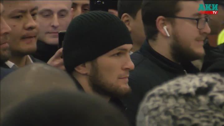 Боец UFC Хабиб Нурмагомедов прилетел в Бишкек (видео)