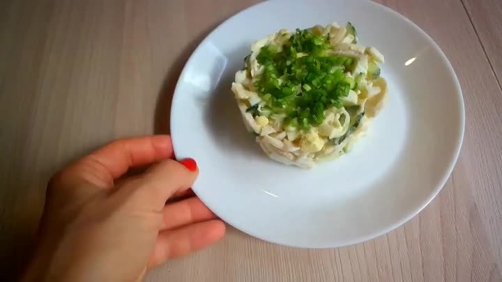 Салат с кальмаром. Салат с кальмарами и огурцом.