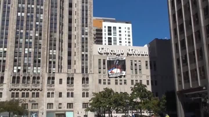 На здании американского издания Chicago Tribune неизвестные активист ...
