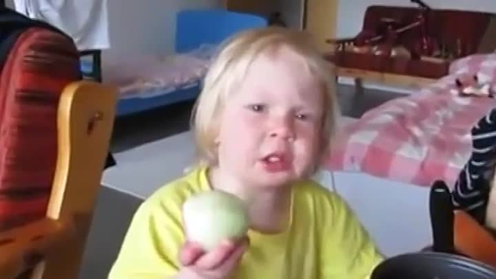 Мама, можно мне съесть это яблоко?
- Нет, это не яблоко - это лук.
- ...
