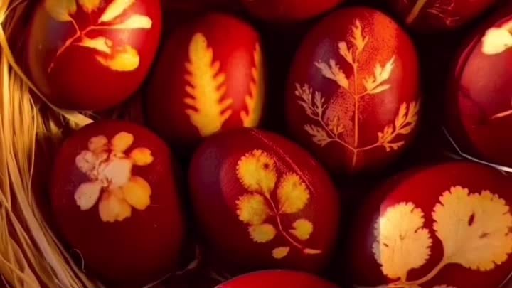 Красим яйца необычно с помощью зелени