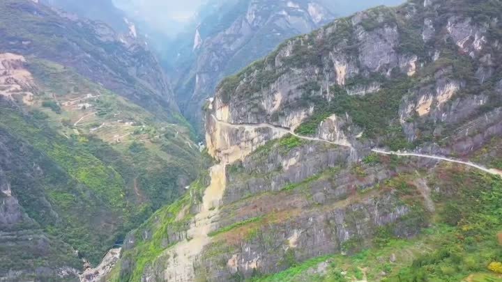 Удивительная дорога в отвесной скале каньона Ланьин (Китай)