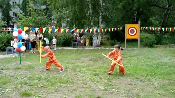 Серёжа и Арина на открытии спортивной площадки детского садика, в ко ...