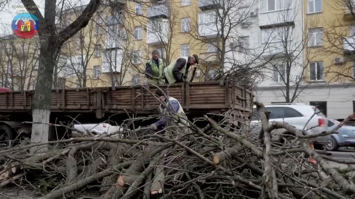 Луганчане устраняют последствия непогоды