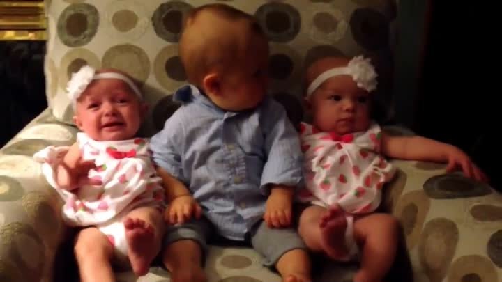Забавный малыш впервые увидел близнецов и сам в шоке :)