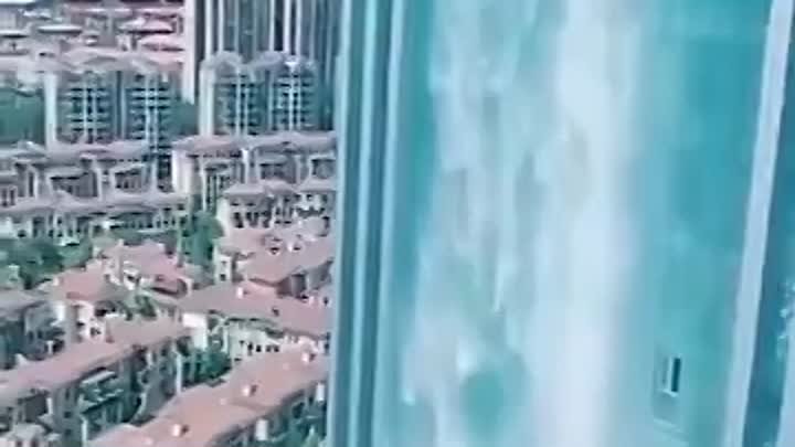 В Китае создали 108-метровый водопад, стекающий с небоскрёба