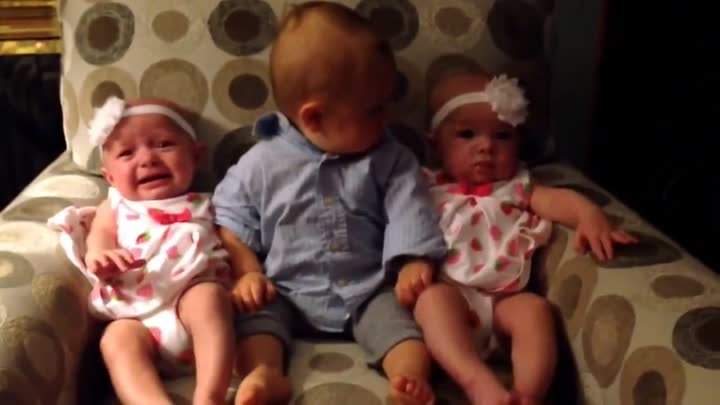Малыш впервые видит близнецов. Его реакция бесподобна!