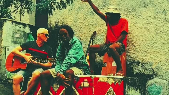 🇷🇺🎸🇧🇷 Jam session com músicos de rua brasileiros no Celeron.RJ.mp4