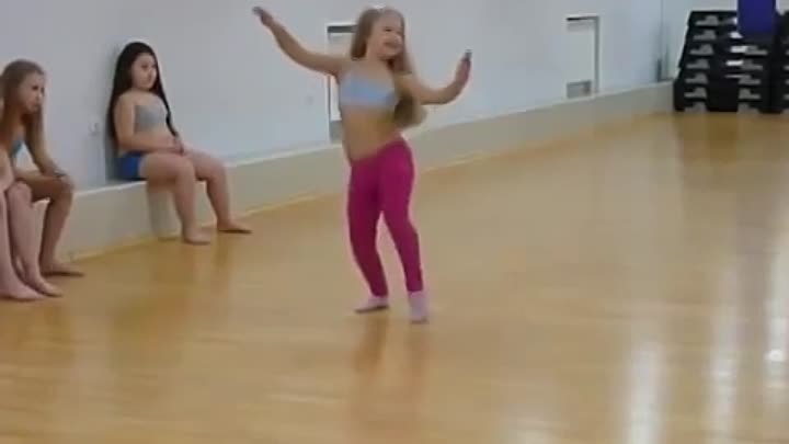 Маленькая девочка супер танцует