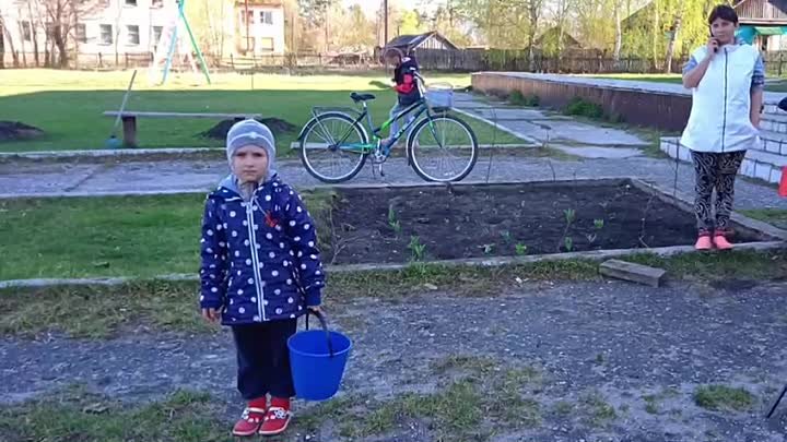 Полив аллеи 23.04.2023