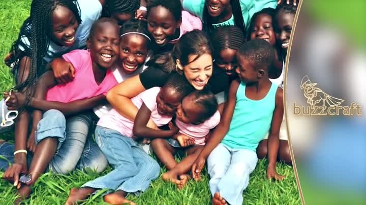 23-летняя девушка удочерила 13 девочек из Уганды