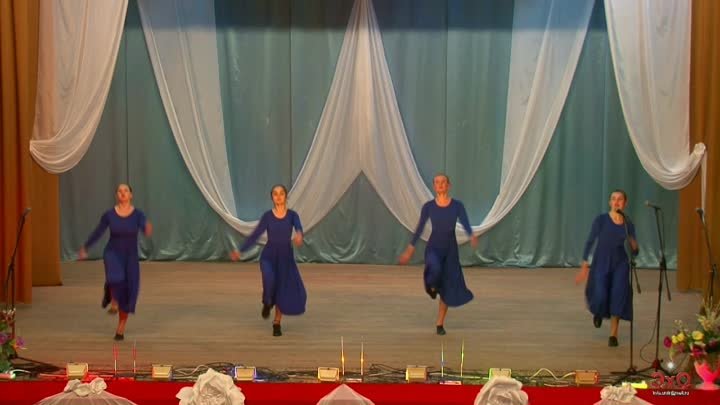 На сцене "Ивушка" - народный хореографический ансамбль Нов ...