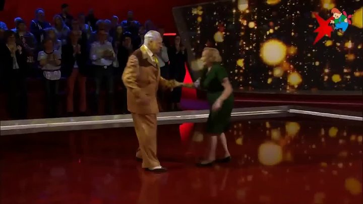 Старый никудышный дед песня. Танец бабушка рядышком с дедушкой. Танец Деда с внучками Китай. Бабушка и дедушка танцуют. Дед с бабкой танцуют самбу.
