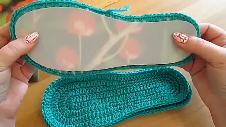 Тапочки крючком. Тапочки-шлепанцы на войлочной подошве. crochet slippers