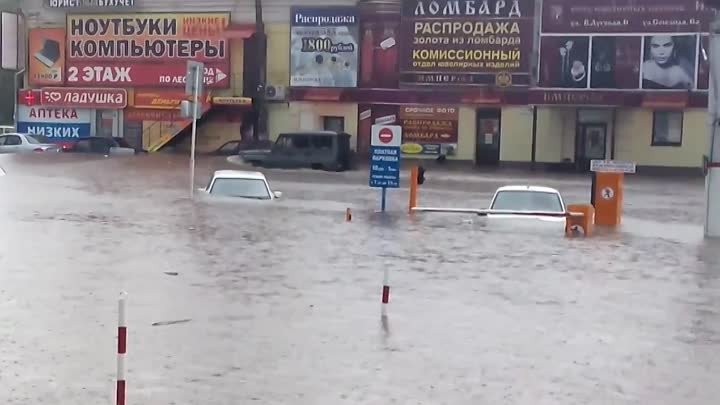 Курск ушел под воду. Наводнение в Курске 2015. Наводнение в Курске. Потоп в Курске. Курск ливень ц рынок.