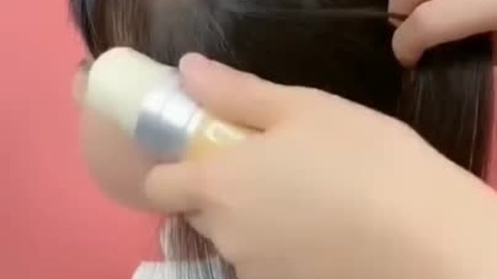 Малышка довольна причёской