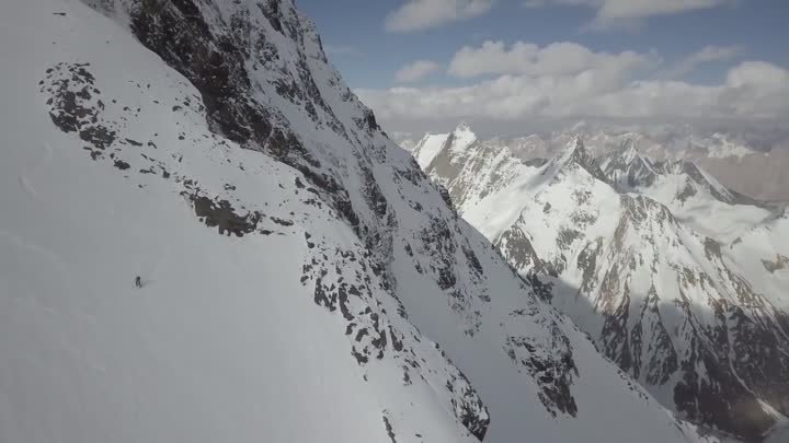 Польский альпинист Анджей Баргель. Спуск на лыжах с К2 (8611 м.).