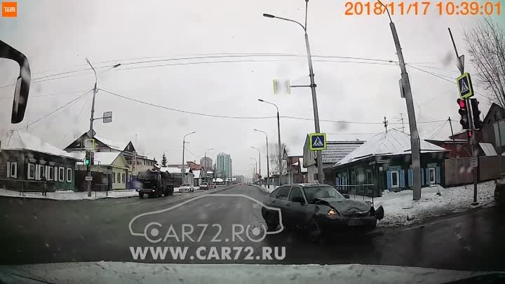 Видео момента серьезного ДТП прислали анонимно в адрес сайта CAR72.RU