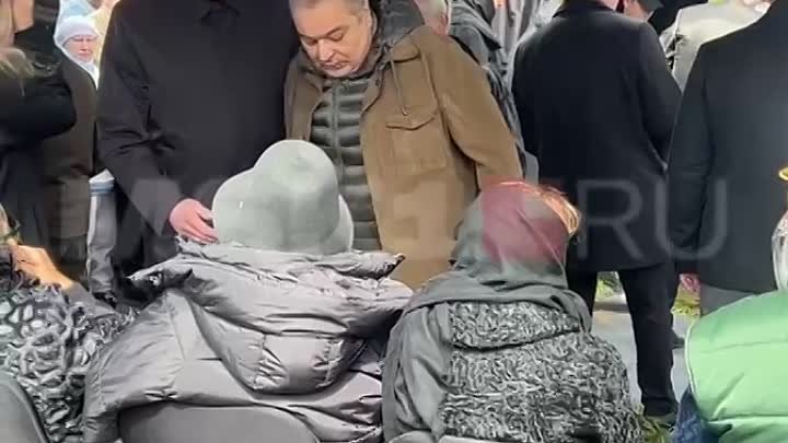 Реакция пугачевой на теракт в крокусе. Песков и Пугачева на похоронах. Песков и Пугачева на похоронах Юдашкина. Песков целует руку Пугачевой на похоронах Юдашкина.