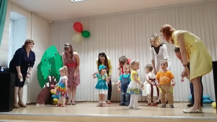 Малыши детского центра Потомучка впервые на сцене! 02.07.2015
