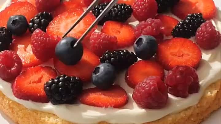 бисквитный торт с ягодами