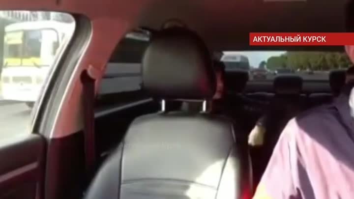 Неадекватная мать орет и бьет ребенка в такси (720p).mp4