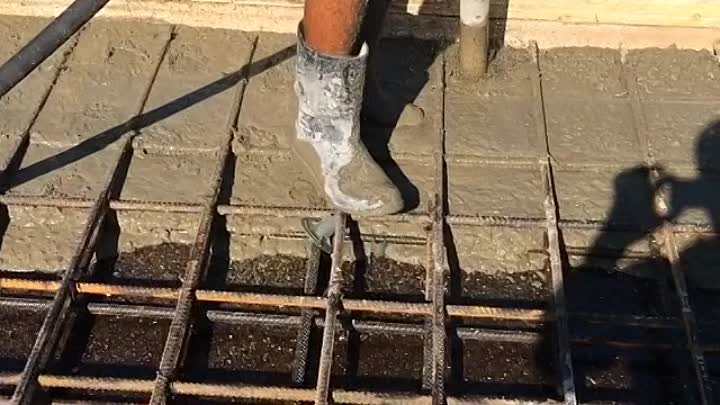 Вибрирование бетонной смеси при заливке плиты покрытия цокольного эт ...