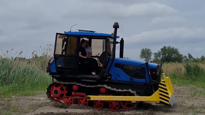 Видео ученица на тракторе