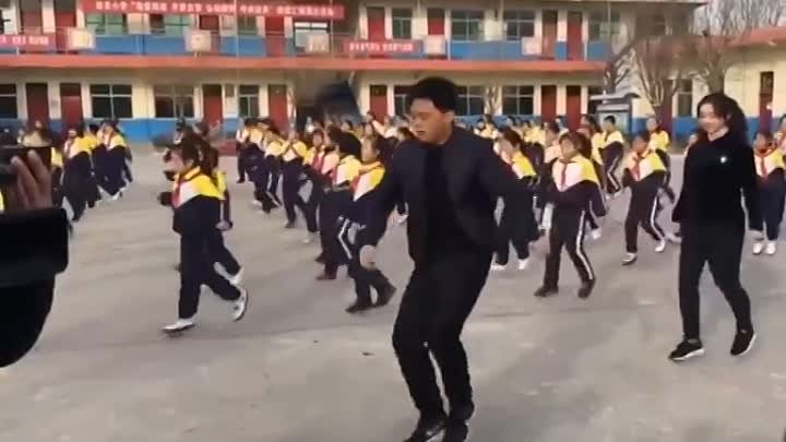 Молодцы! Китайские дети школьники и директор школы