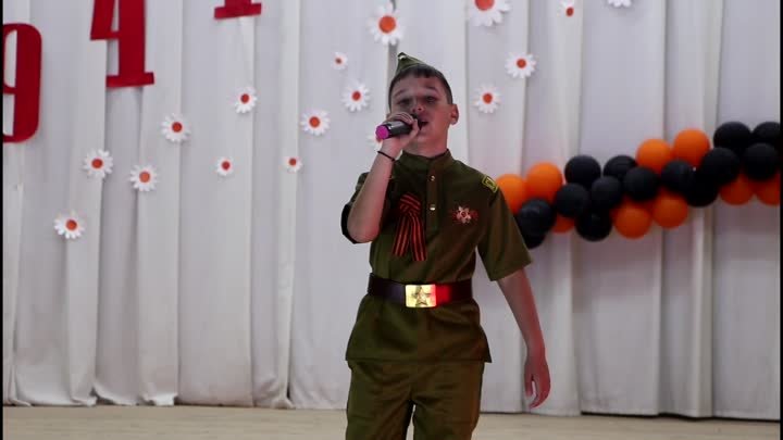 Усенко Матвей с песней: " Не воюйте с Русскими".