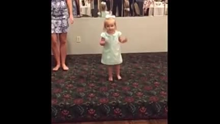 Девчушка в 2 года танцует ирландский танец !!!