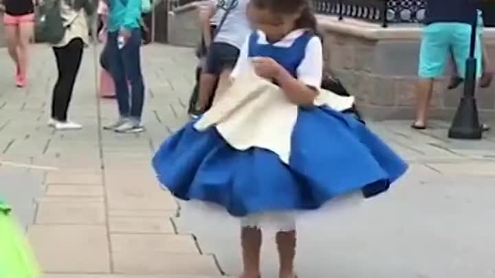 Папа шьет диснеевские платья - трансформеры для дочки