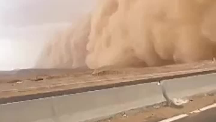 Мощная песчаная буря в Каире