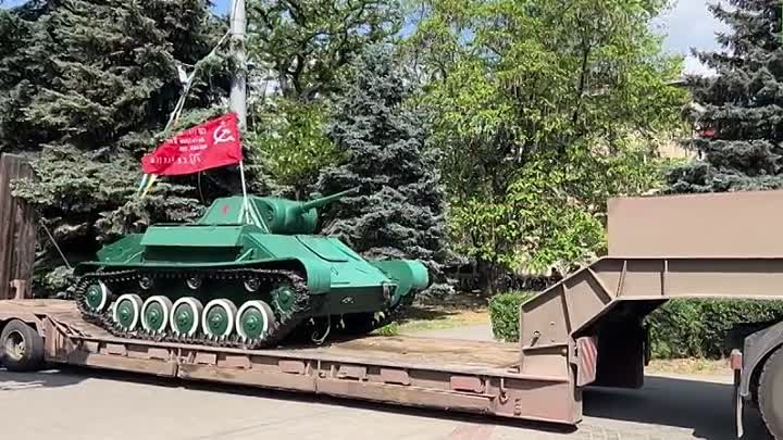 Легендарный танк Т-70 времён ВОВ сняли с постамента у Братского клад ...