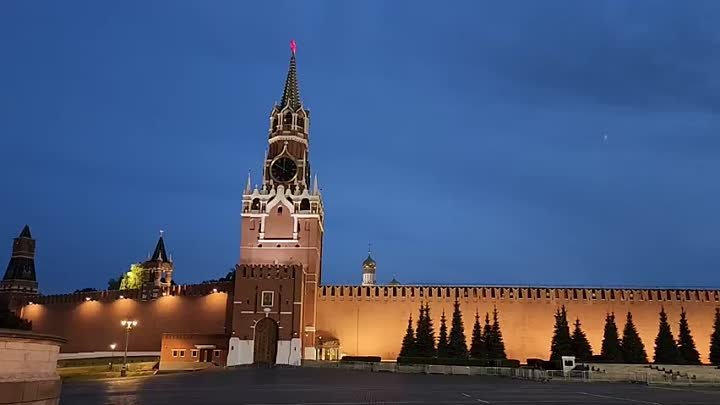 Безлюдная Красная площадь, бой Курантов и закат над Кремлём